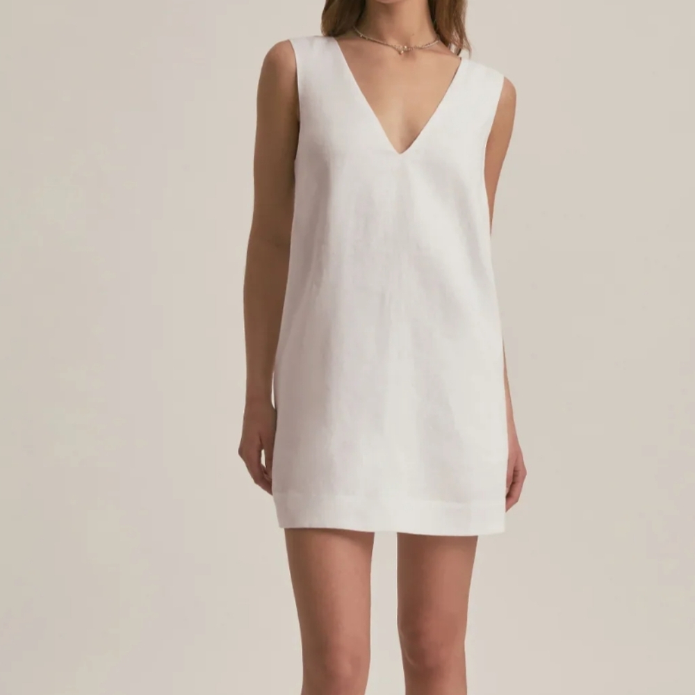 BCBG White Crepe Shift Dress XS Women A Line Sleeveless Cutout Mod VNeck Swing